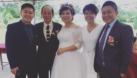 Nhìn mẹ kết hôn lần thứ 3 trong đời, chàng trai cùng 2 em thơ chùng lòng, không biết nên vui hay nên buồn