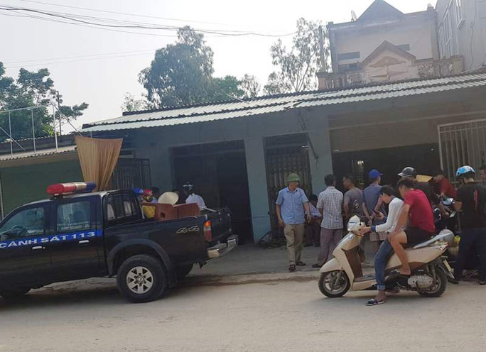 Clip: Nhóm thanh niên ném đá rào rào vào nhà vụ 3 người bị bắn trọng thương