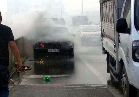 Hà Nội: Ô tô Mercedes bốc cháy trên đường vành đai 3 trên cao, tài xế thoát chết