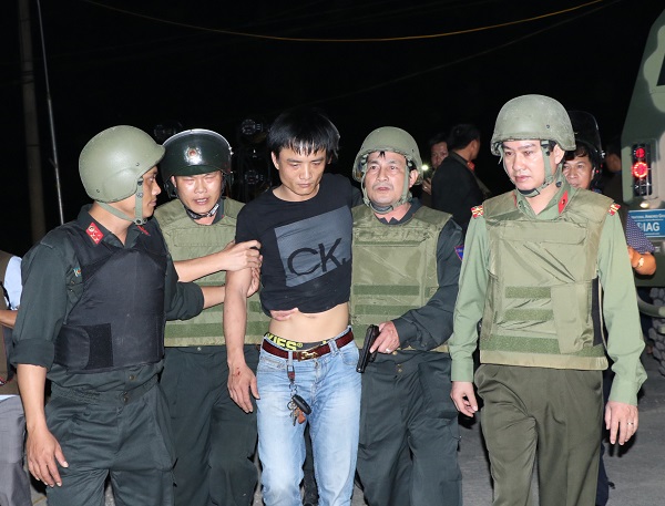 Nguyễn Thành Trung buông súng, lựu đạn đầu hàng sau hơn 4h cố thủ trong xe.