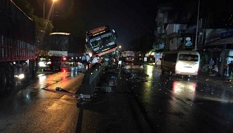 Xe khách nằm “vắt vẻo” trên dải phân cách, 40 hành khách hoảng loạn