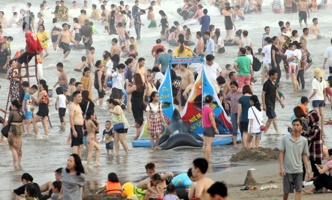 Ngợp thở tại bãi biển Sầm Sơn, hàng vạn người chen nhau tắm biển trong dịp nghỉ lễ 30/4 - 1/5