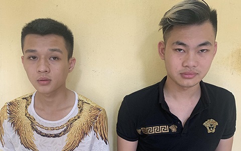 Khóa tay 2 kẻ đòi nợ thuê ném chất bẩn vào cửa hàng bán quần áo