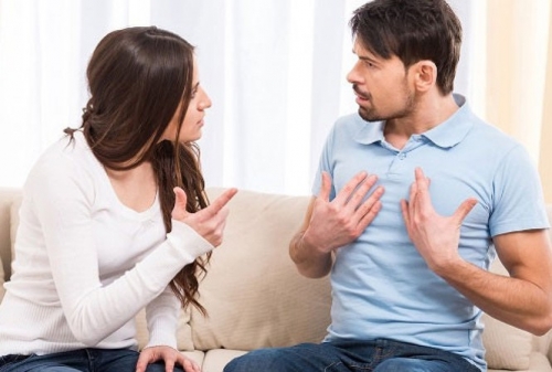 Hành động của vợ khi trong bàn tiệc có người yêu cũ khiến chồng sượng đắng