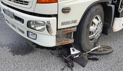 Người phụ nữ bị xe tải cuốn vào gầm tử vong