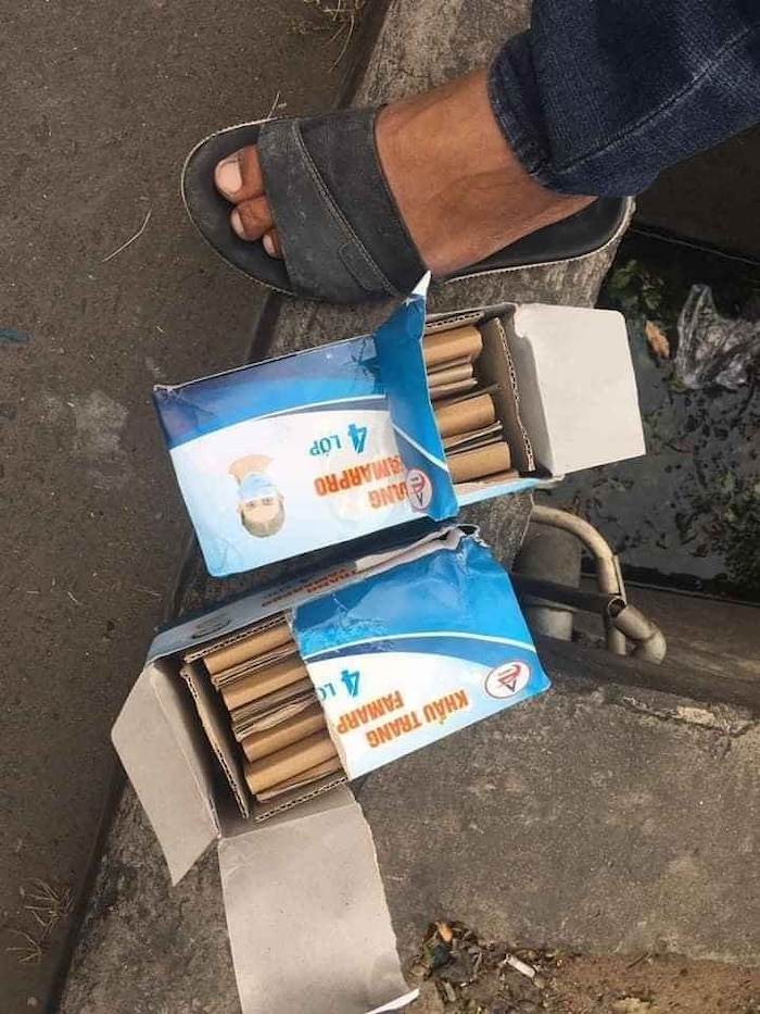 Dân mạng bức xúc thay cô gái bị lừa mua những hộp khẩu trang y tế chỉ toàn là bìa cứng bên trong