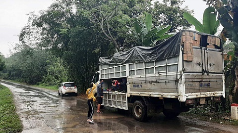 Thanh Hóa: Chiếc xe tải chở 15 người trên thùng vượt chốt kiểm soát, trốn tránh khai báo y tế