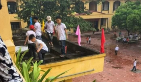 Dân mạng bức xúc khi giáo viên yêu cầu học sinh lớp 4 trèo ra ban công tầng 2 nhặt rác