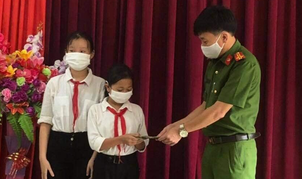 Nhặt được túi tiền, hai nữ sinh lớp 6 trả lại người đánh rơi