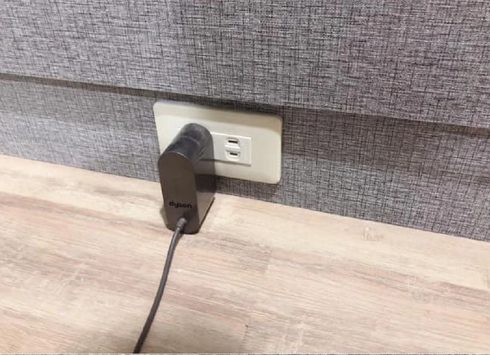 Vợ tò mò kiểm tra ổ cắm điện, không ngờ