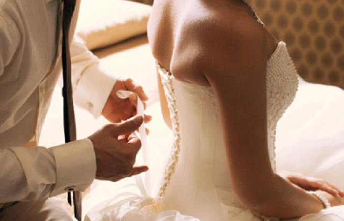 Cô dâu thẹn thùng ôm chồng đêm tân hôn, sáng sớm nhìn người nằm bên cạnh liền tái mặt