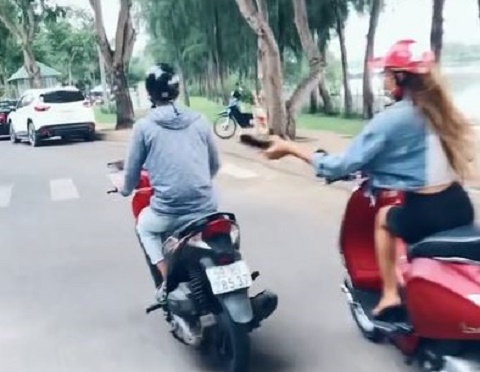 Clip: Đang lái xe trên đường, nam thanh niên bất ngờ bị nữ quái xế cầm guốc phang thẳng vào đầu