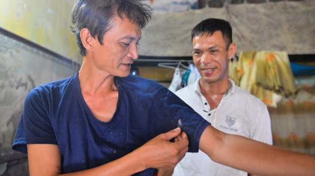 Chân dung người đàn ông đi xe đạp hứng cháu bé rơi từ tầng 2 xuống dưới