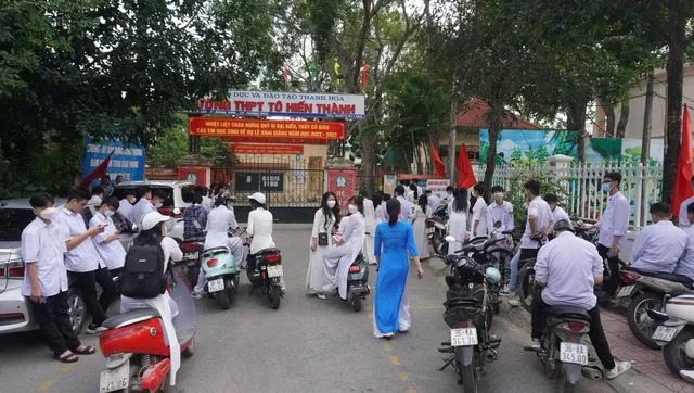 Thanh Hóa: Nhiều học sinh đứng ngoài cổng trường không được dự khai giảng vì đến muộn