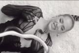 Clip: Nữ ca sĩ bất ngờ bị rắn cắn trúng mặt khi quay MV