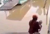 Người mẹ đang bế con nhỏ rồi bất ngờ quăng xuống sông trước sự ngỡ ngàng của nhiều người
