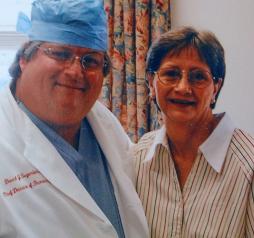 Bà Darlene Coker cùng bác sĩ phẫu thuật