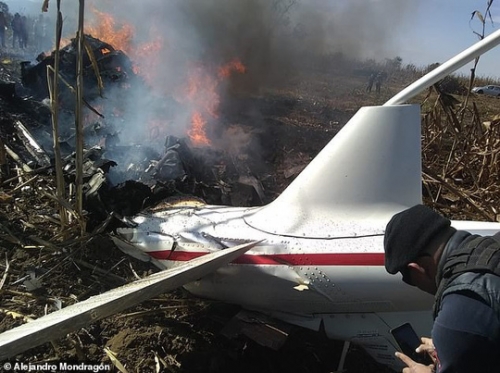 Chiếc máy bay gặp nạn bốc cháy