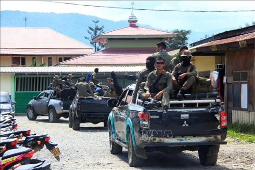 Lực lượng an ninh Indonesia được triển khai tới Nduga từ Wamena, nơi 31 công nhân xây dựng bị các tay súng sát hại, ngày 4/12/2018. Ảnh: AFP/ TTXVN