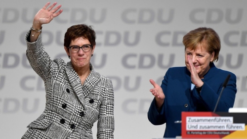 Bà Annegret Kramp-Karrenbauer (trái), và Thủ tướng Đức Angela Merkel 