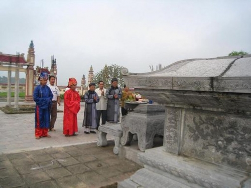 phần mộ của nhà sử học Lê Văn