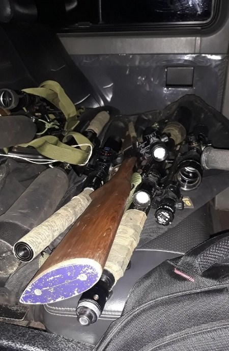 Bốn khẩu súng trên xe ô tô 36B-010.74 bị lực lượng Kiểm lâm và chính quyền địa phương phát hiện, bắt giữ đã giao cho cơ quan Công an huyện Bá Thước
