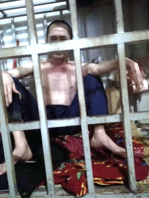 Hình ảnh ông Lê Văn Năm lúc đang bị nhốt trong "chuồng cọp" do gia đình chụp lại