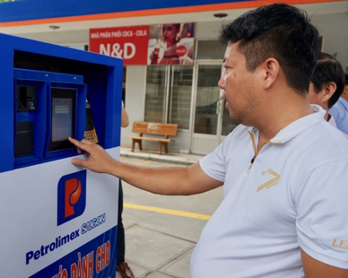 Khách hàng tự thao tác trên máy bán xăng tự động của Petrolimex Sài Gòn.