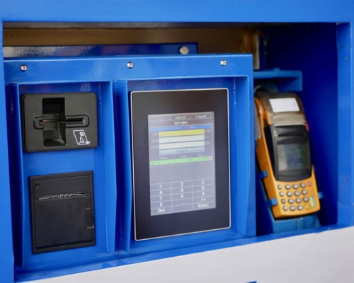 Màn hình đặt lệnh mua hàng và máy POS thanh toán bằng thẻ ATM đặt tại khu vực trụ bơm