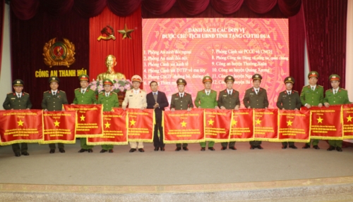 Ông Phạm Đăng Quyền, Phó Chủ tịch UBND tỉnh trao cờ thi đua của UBND tỉnh cho Công an các đơn vị địa phương.