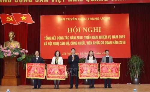 Trưởng Ban Tuyên giáo Trung ương Võ Văn Thưởng trao tặng cờ thi đua của Ban Tuyên giáo Trung ương cho các tập thể