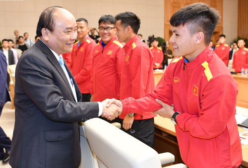  Thủ tướng bắt tay cầu thủ Quang Hải tại cuộc gặp gỡ đội tuyển ngày 21/12/2018