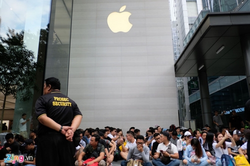 Hàng dài người dùng xếp hàng để chờ mua iPhone 2018 trước của Apple Store tại Singapore. Trong số này, có rất nhiều người Việt