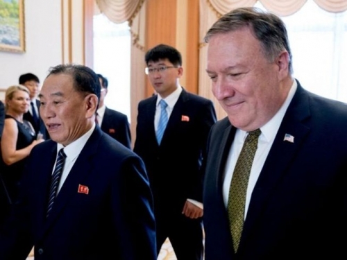 Phó Chủ tịch Đảng Lao động Triều Tiên Kim Yong-chol (trái) sẽ gặp Ngoại trưởng Mỹ Mike Pompeo (phải) tại Mỹ