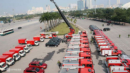 Hơn 50 xe chữa cháy hiện đại được cảnh sát PCCC Hà Nội tiếp nhận năm 2014. Ảnh: Bá Đô