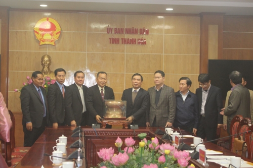 Phó Chủ tịch UBND tỉnh Thanh Hóa Phạm Đăng Quyền tặng quà lưu niệm tới Tổng Giám đốc Thông tấn xã Pathet Lào Sounthone Khanthavong
