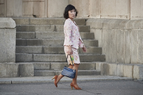 Một phụ nữ Triều Tiên với các món đồ xa xỉ