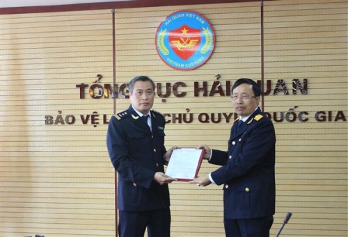 Tổng cục trưởng Tổng cục Hải quan Nguyễn Văn Cẩn (bên phải) trao quyết định cho ông Nguyễn Nhất Kha