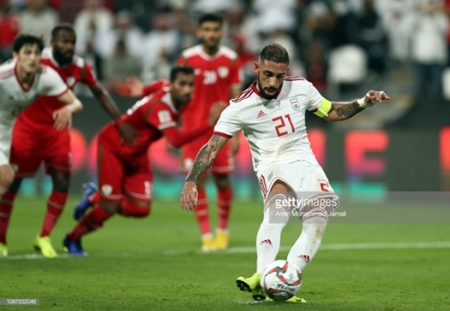 Cũng từ chấm phạt đền, Iran khép lại trận đấu với thắng lợi 2-0 trước Oman