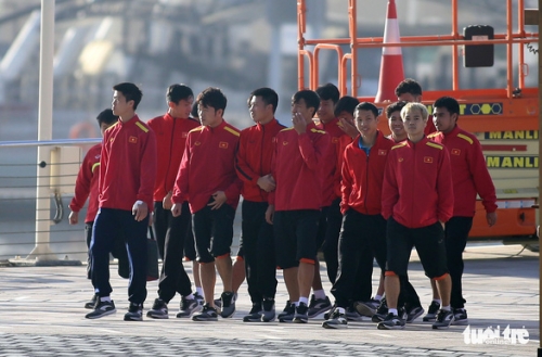 Các cầu thủ Việt Nam đi dạo sau khi khởi động