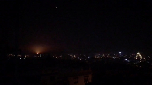 Hình ảnh được cho là tên lửa hành trình đang bay trên bầu trời Damascus hôm 21/1, trích từ video được đăng trên mạng xã hội