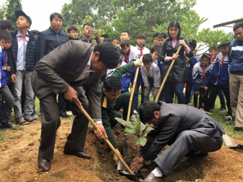 Đoàn cơ sở Báo Quân đội nhân cùng Hiệu trưởng Trường THCS Cẩm Tân trồng cây bàng vuông Trường Sa