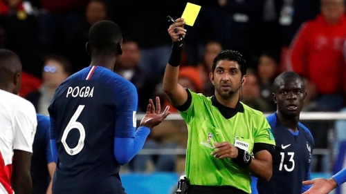 Trọng tài Mohammed Abdulla Hassan Mohamed đã phạt thẻ vàng tiền vệ Pogba ở World Cup 2018