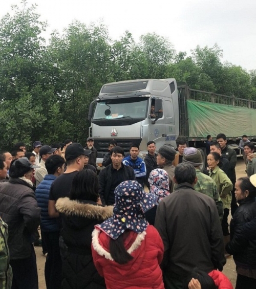 Phát hiện các xe container chở hàng vào nhà máy Nam Việt, người dân ra ngăn lại. Tới 17h30 cùng ngày, các cơ quan chức năng vẫn đang tiến hành thuyết phục người dân.