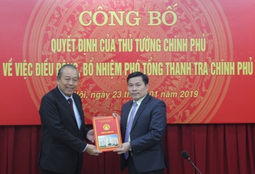 Phó Thủ tướng Thường trực Chính phủ Trương Hòa Bình trao quyết định cho đồng chí Trần Văn Minh.