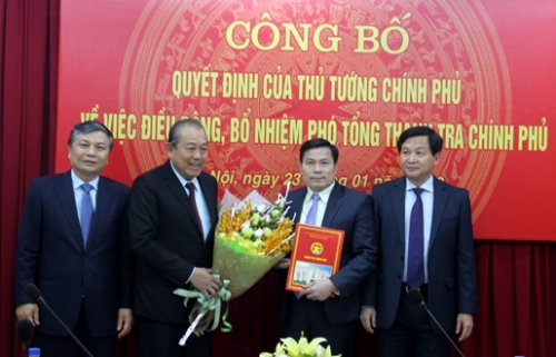 Phó Thủ tướng Trương Hòa Bình cùng lãnh đạo Thanh tra Chính phủ, Bộ Nội vụ chúc mừng đồng chí Trần Văn Minh.