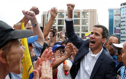 Nhiều người dân Venezuela xuống đường ủng hộ ông Guaido ở thủ đô Caracas hôm 23-1