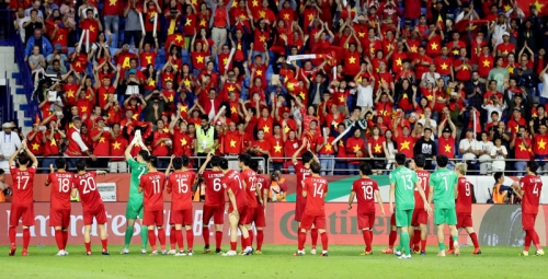 Các cầu thủ Việt Nam cảm ơn người hâm mộ