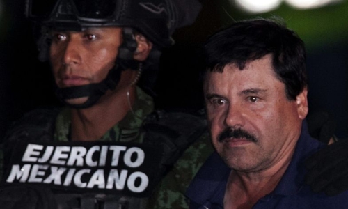 Guzman bị áp tải lên một trực thăng ở Mexico City sau khi bị bắt hồi tháng 1/2016