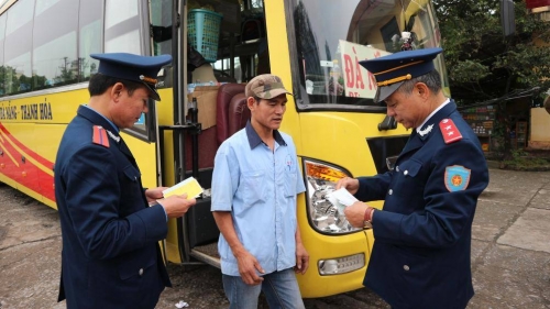 Lực lượng TTGT Thanh Hóa đang kiểm tra hoạt động vận tải hành khách tại bến xe